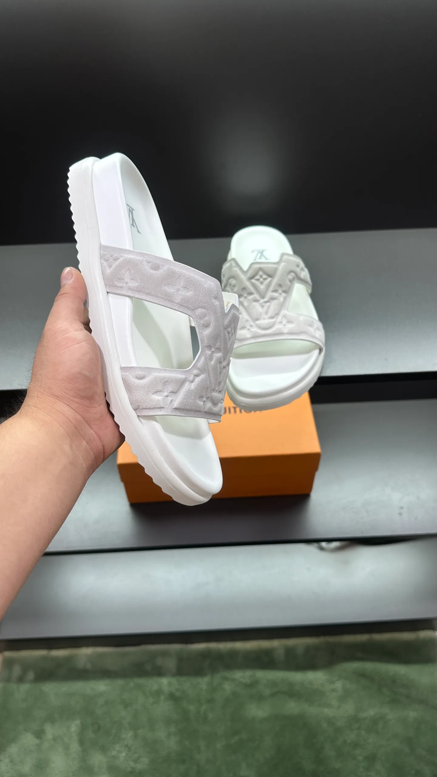 P300 🔍Top purchasing agent LV men's spring and summer slippers counter synchronized. The upper is made of cowhide fabric imported from Italy, with logo graphics and high-quality craftsmanship. The sole is: the original sole provided by the original factory. The exclusive molded sole is super comfortable. The original factory follows the order. 🔍🔍High quality. You can enter and exit the counter at will. Welcome to compare. Size 38-45